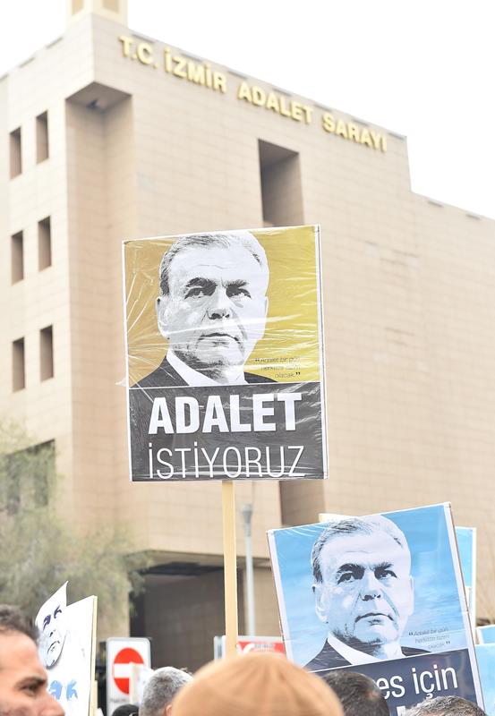 Beraat kararı sonrası adliye önünde büyük coşku