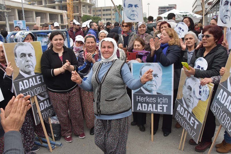 Beraat kararı sonrası adliye önünde büyük coşku