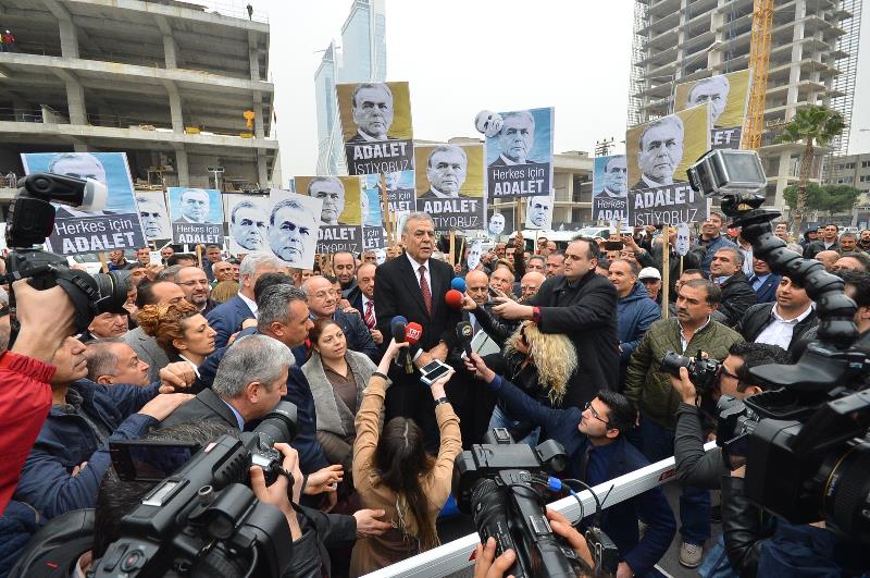 Beraat kararı sonrası adliye önünde büyük coşku