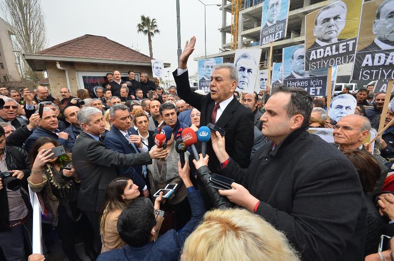 Beraat kararı sonrası adliye önünde büyük coşku