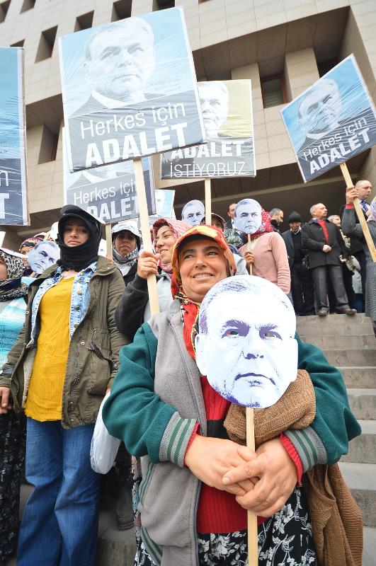 Beraat kararı sonrası adliye önünde büyük coşku