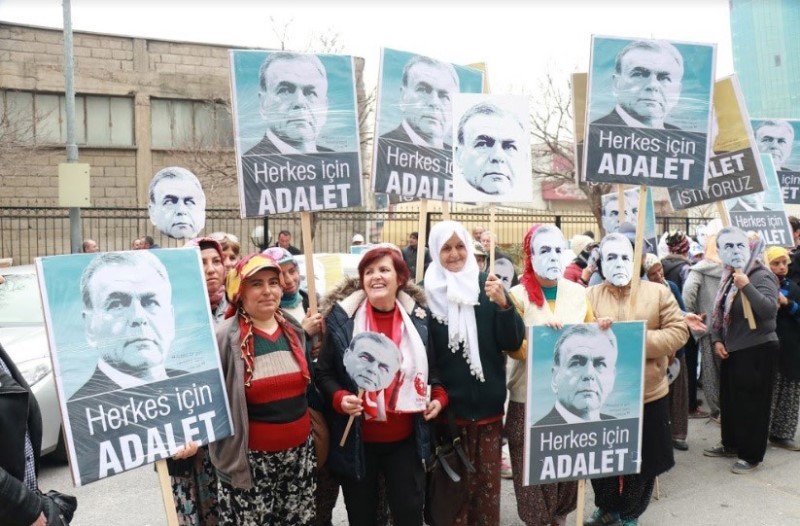 Beraat kararı sonrası adliye önünde büyük coşku