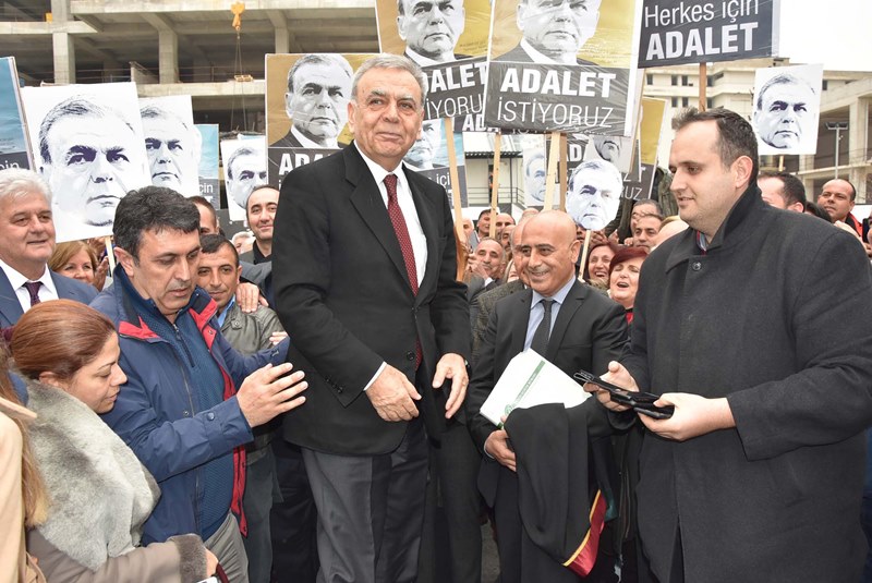 Beraat kararı sonrası adliye önünde büyük coşku