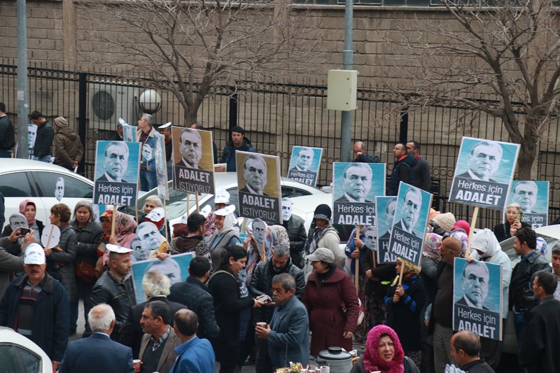 Beraat kararı sonrası adliye önünde büyük coşku