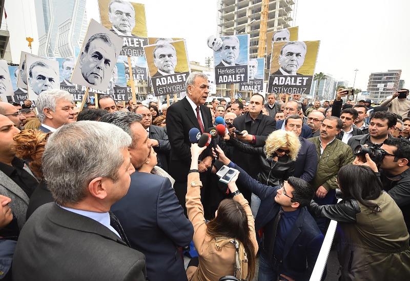 Beraat kararı sonrası adliye önünde büyük coşku