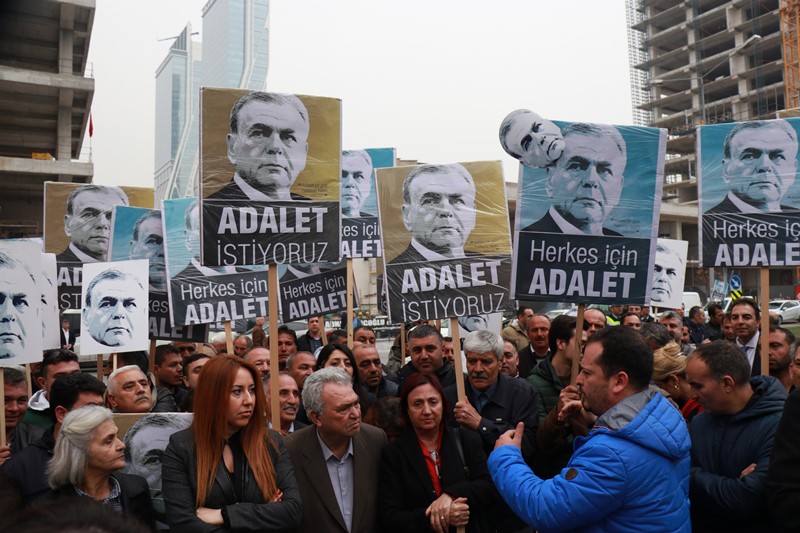 Beraat kararı sonrası adliye önünde büyük coşku