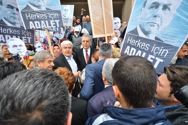 Beraat kararı sonrası adliye önünde büyük coşku