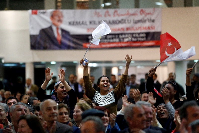 CHP Lideri Kılıçdaroğlu Romanlarla buluştu