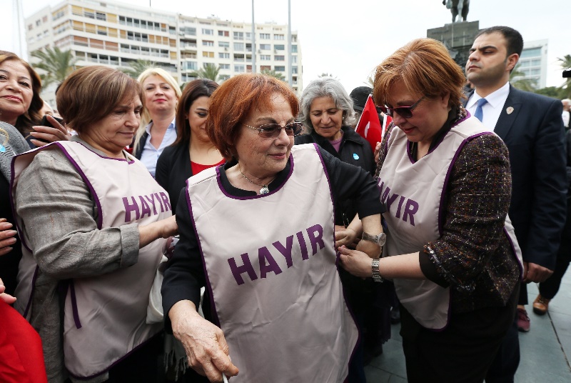 CHP'li kadınlar 'hayır' yazdı