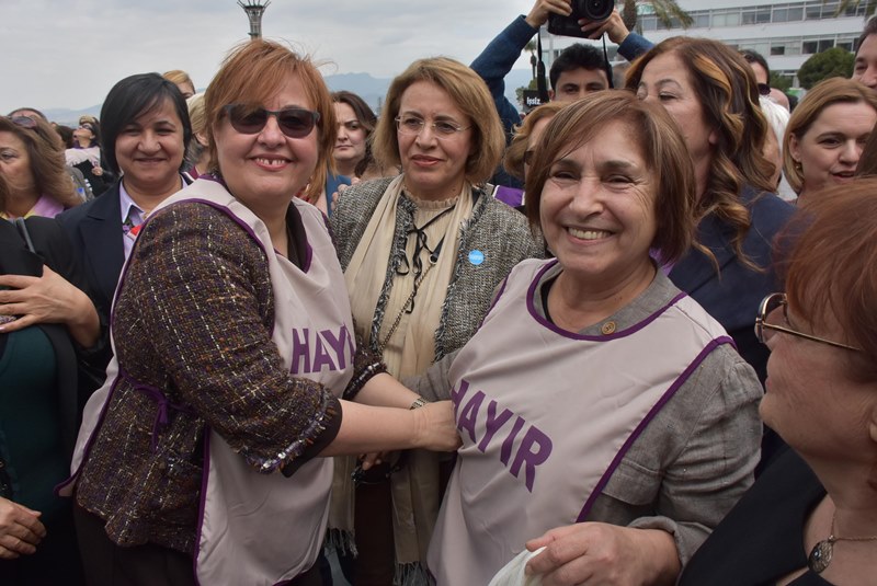 CHP'li kadınlar 'hayır' yazdı
