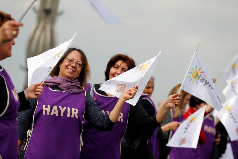 CHP'li kadınlar 'hayır' yazdı