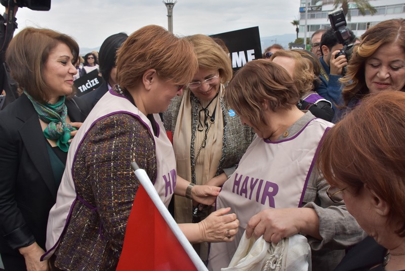 CHP'li kadınlar 'hayır' yazdı