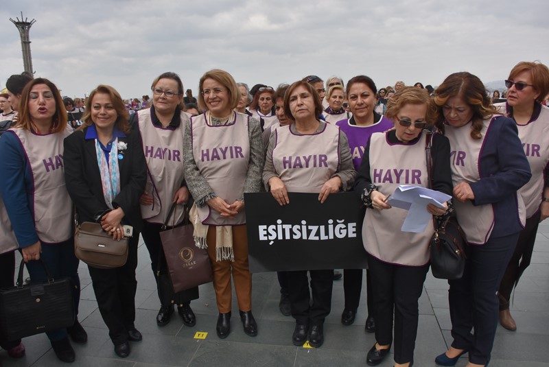 CHP'li kadınlar 'hayır' yazdı