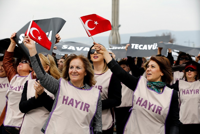 CHP'li kadınlar 'hayır' yazdı