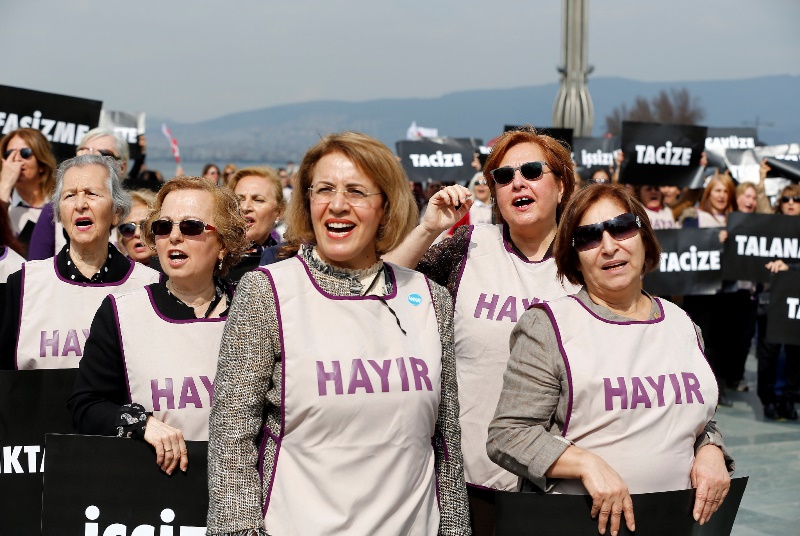 CHP'li kadınlar 'hayır' yazdı