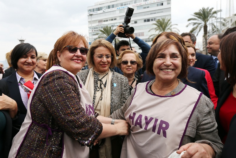 CHP'li kadınlar 'hayır' yazdı