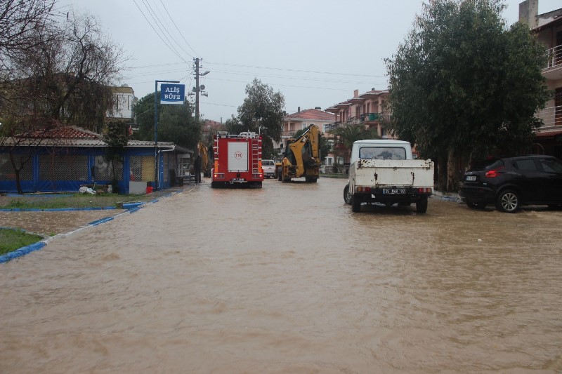 İzmir ve ilçelerini sağanak vurdu!
