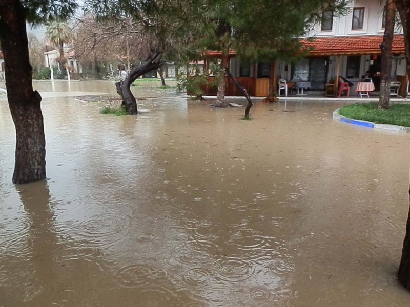 İzmir ve ilçelerini sağanak vurdu!