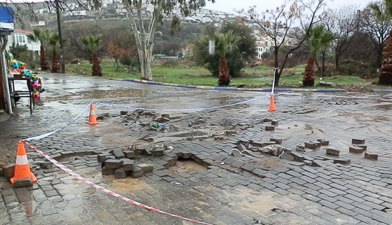 İzmir ve ilçelerini sağanak vurdu!