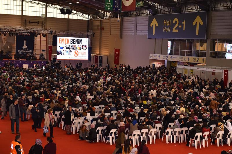 Böyle olur İzmir’de kadın kutlaması