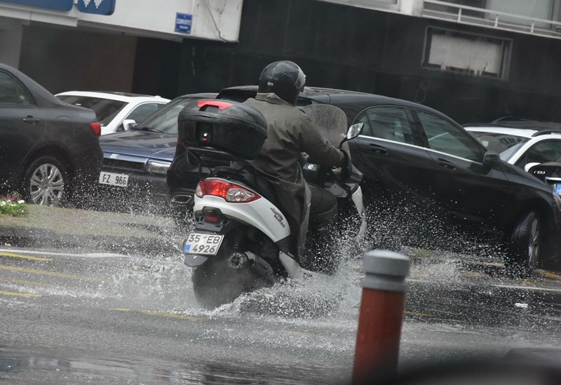 İzmir ve ilçelerini sağanak vurdu!