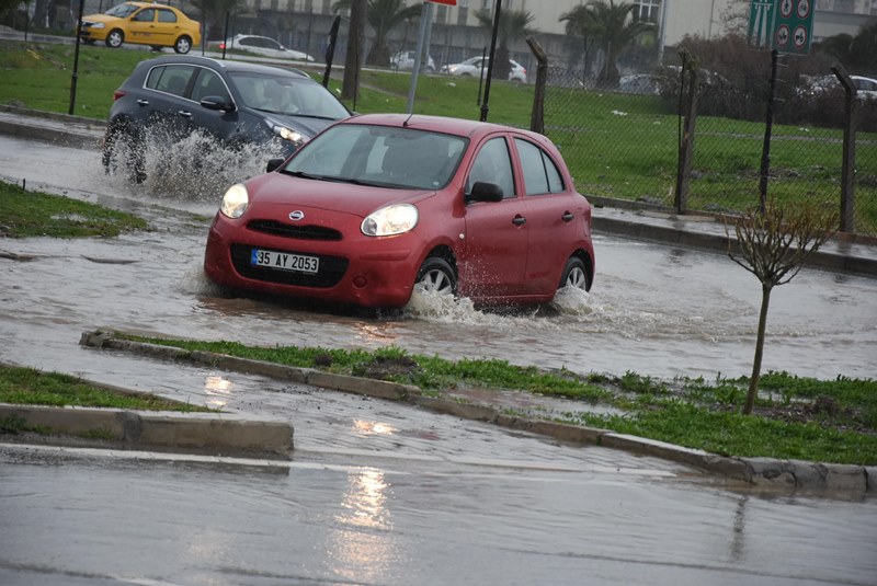 İzmir ve ilçelerini sağanak vurdu!