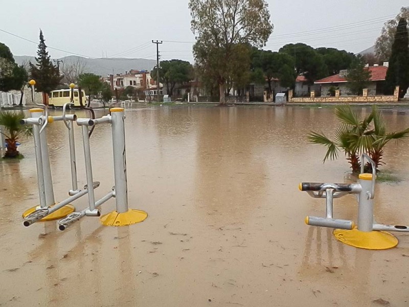 İzmir ve ilçelerini sağanak vurdu!