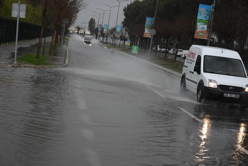 İzmir ve ilçelerini sağanak vurdu!