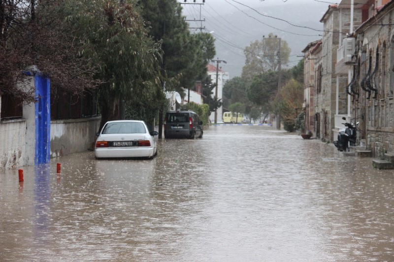 İzmir ve ilçelerini sağanak vurdu!
