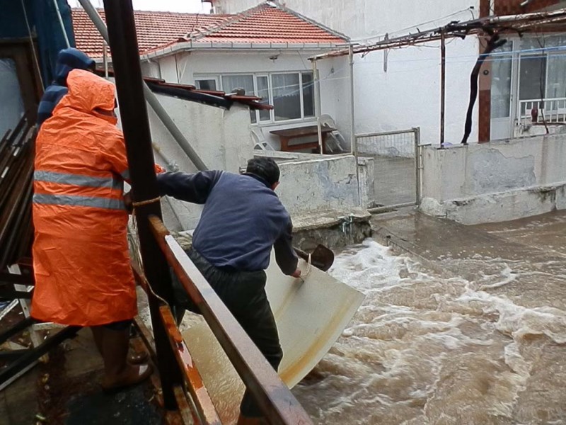 İzmir ve ilçelerini sağanak vurdu!