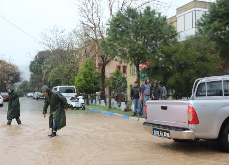 İzmir ve ilçelerini sağanak vurdu!