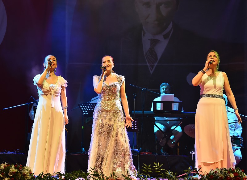 İzmirli kadınlar böyle kutladı