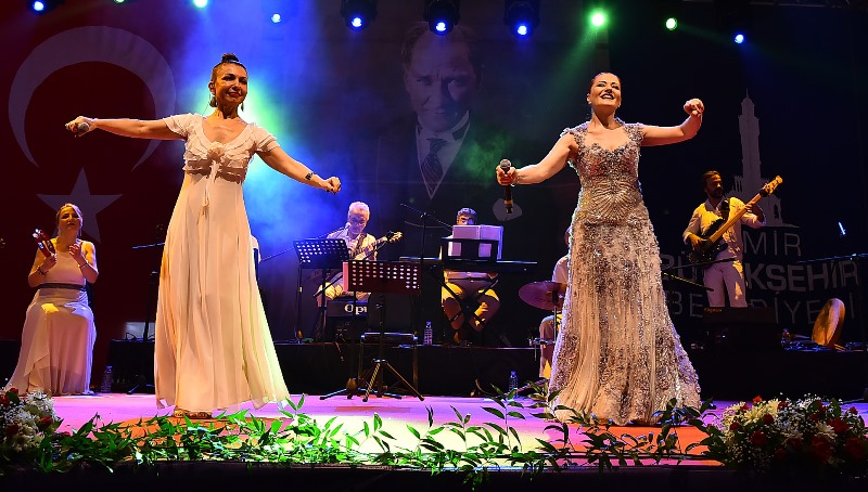 İzmirli kadınlar böyle kutladı