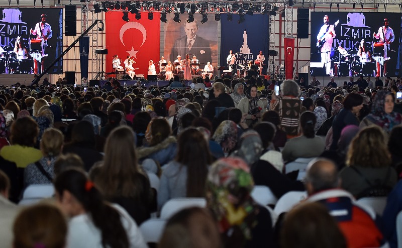 İzmirli kadınlar böyle kutladı