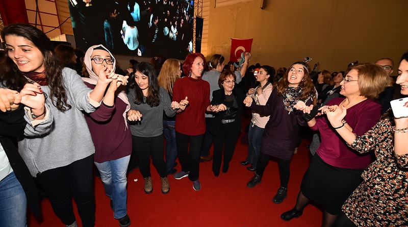 İzmirli kadınlar böyle kutladı