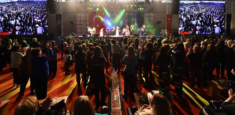 İzmirli kadınlar böyle kutladı