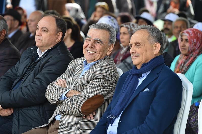 Kocaoğlu, Ödemiş'te üreticileri sevindirdi