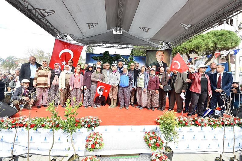 Kocaoğlu, Ödemiş'te üreticileri sevindirdi