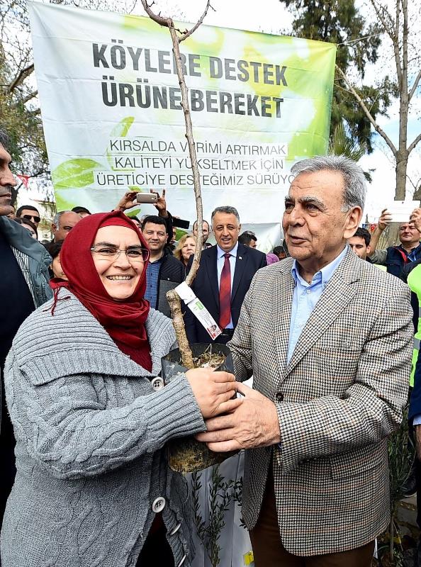 Kocaoğlu, Ödemiş'te üreticileri sevindirdi