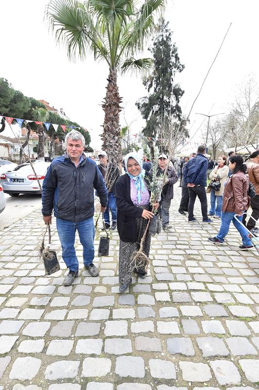 Kocaoğlu, Ödemiş'te üreticileri sevindirdi