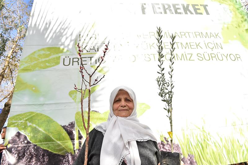 Kocaoğlu, Ödemiş'te üreticileri sevindirdi