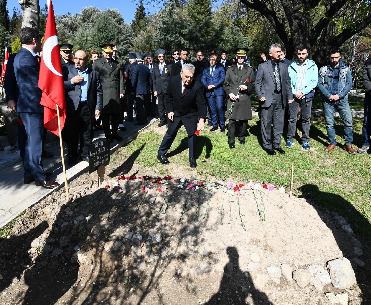 Minnetle, şükranla, rahmetle...