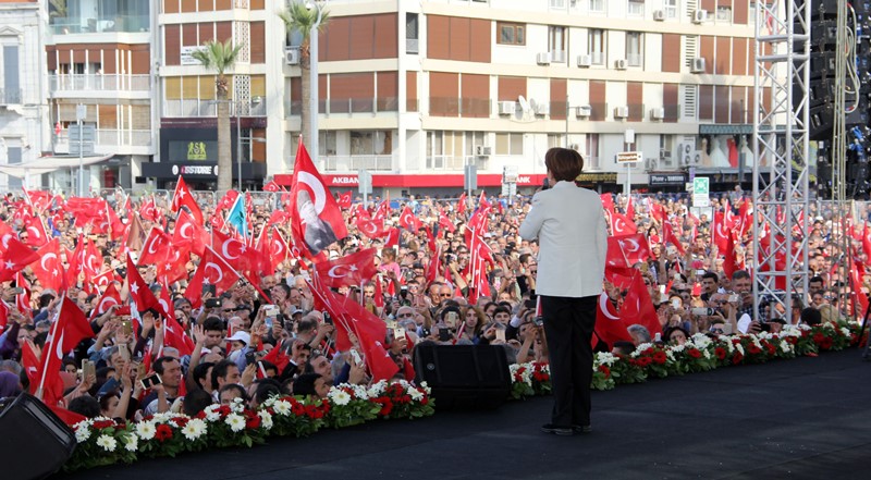 Meral Akşener İzmir'de halka seslendi