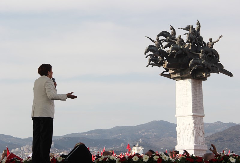 Meral Akşener İzmir'de halka seslendi