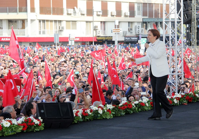 Meral Akşener İzmir'de halka seslendi