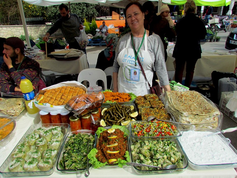 Alaçatı Ot Festivali renkli görüntülerle başladı