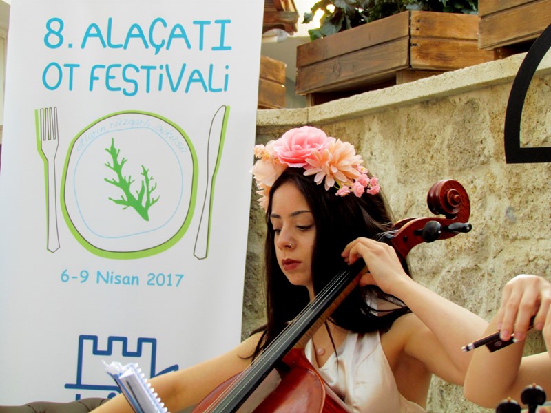Alaçatı Ot Festivali renkli görüntülerle başladı