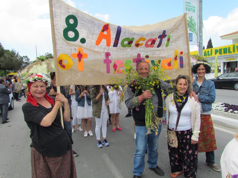 Alaçatı Ot Festivali'nde karnaval havası