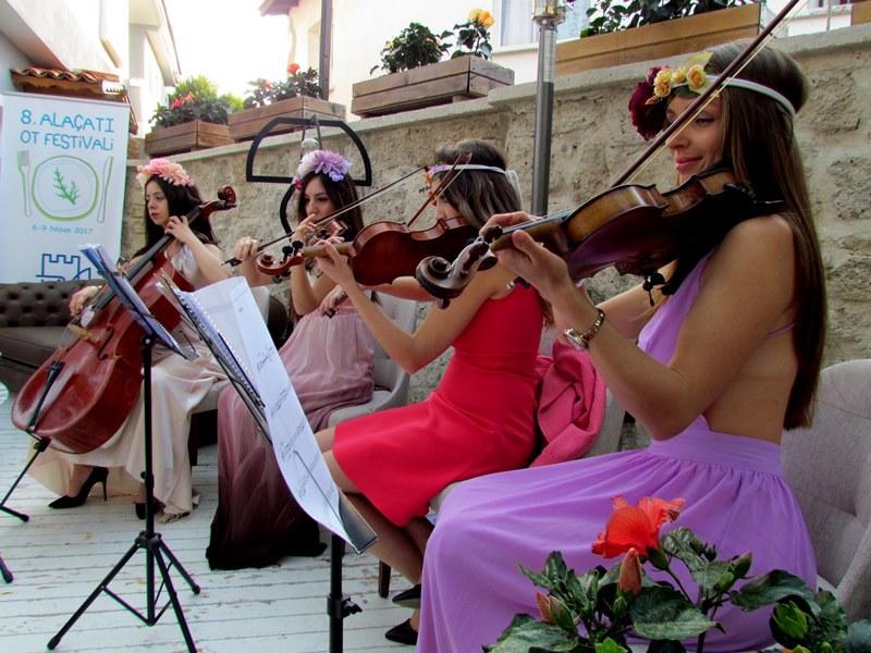 Alaçatı Ot Festivali renkli görüntülerle başladı