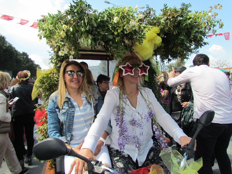 Alaçatı Ot Festivali'nde karnaval havası